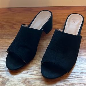 Black suede mules with medium heel